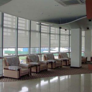 Mành cuộn lưới trơn kéo tay lỗ thoáng màu kem Mành cuộn lưới trơn kéo tay lỗ thoáng màu kem