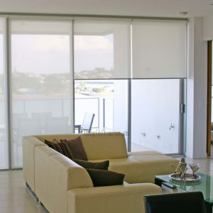 Mành cuộn lưới trơn kéo tay lỗ thoáng màu kem Mành cuộn lưới trơn kéo tay lỗ thoáng màu kem