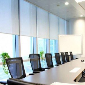 Mành cuộn lưới trơn kéo tay lỗ thoáng màu kem Mành cuộn lưới trơn kéo tay lỗ thoáng màu kem