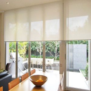 Mành cuộn lưới trơn kéo tay lỗ thoáng màu kem Mành cuộn lưới trơn kéo tay lỗ thoáng màu kem