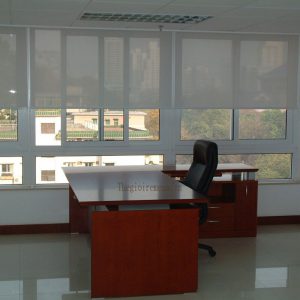 Mành cuộn lưới trơn kéo tay lỗ thoáng màu kem Mành cuộn lưới trơn kéo tay lỗ thoáng màu kem