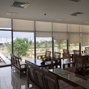 Mành cuộn lưới trơn kéo tay lỗ thoáng màu kem Mành cuộn lưới trơn kéo tay lỗ thoáng màu kem