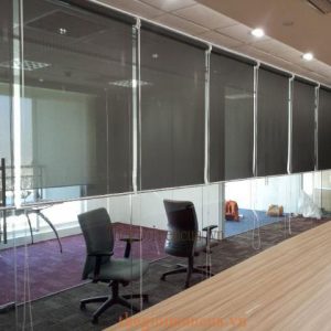 Mành cuộn lưới trơn kéo tay lỗ thoáng màu kem Mành cuộn lưới trơn kéo tay lỗ thoáng màu kem