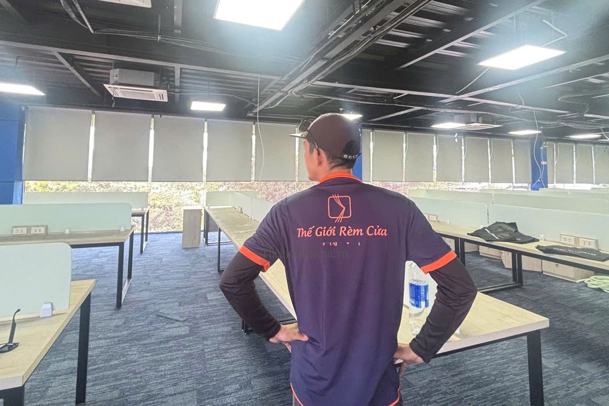 lắp đặt rèm cuốn